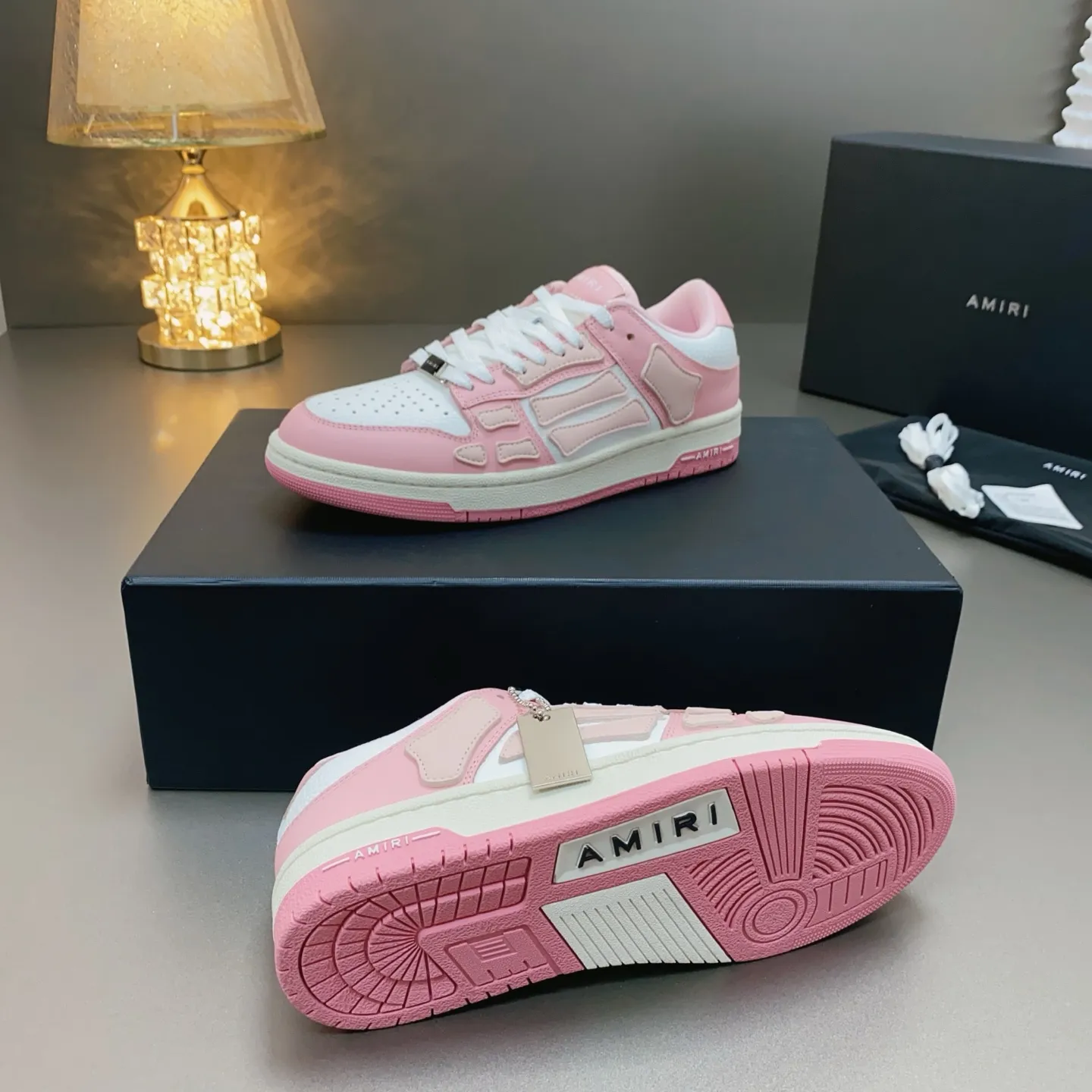 p580🐮🐮AMIRI Couple Style👑 The latest The Pacific Series Couple Style💀🦴Bone Stars Casual Sports Shoes Skateboard Shoes✔️ AMIRI's Pacific shoes are a sneaker that combines luxury and street style. Many celebrities and Internet celebrities have the same style. Its design and workmanship are very exquisite. Made of high-grade cow leather, soft to the touch and highly durable. 💎Fabrics: Original custom imported first-layer cowhide 💎Inner lining: Original customized breathable mesh 💎Foot: Original injection molded one-piece, comfortable, wear-resistant and not tiring for feet 💎Outsole: Original 1:1 molded three-color sole Original outsole 💎Sole thickness: 3CM 💎Size: Female 35-40 Male 39-46 💎Price; Top version 👑Special remarks Remark: (Female size 34 40 . Men's sizes 38 45 46 are customized and cannot be returned or exchanged. Please note when ordering! Thank you🤝🤝